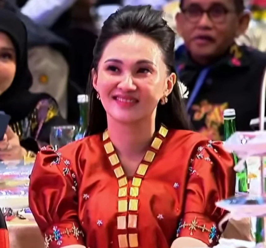 Sherly Tjoanda dan baju bodo