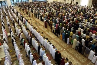 Solat tarawih berjamaah di masjid