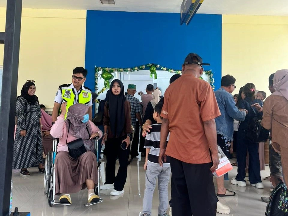 suasana bandara bone