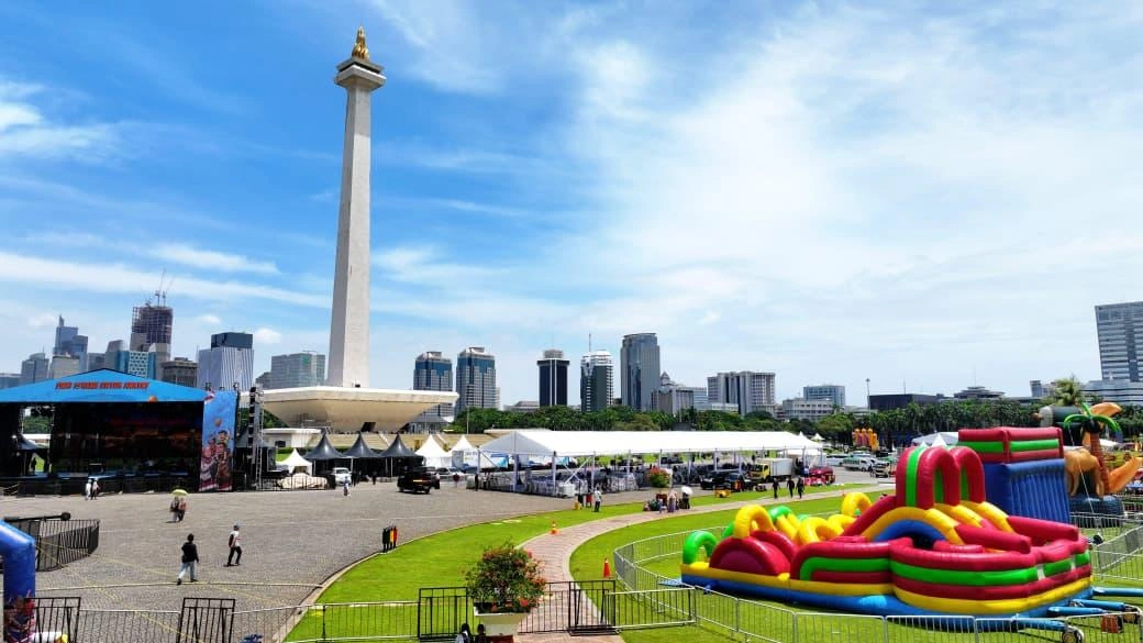 Suasana Bazar dan Hiburan Rakyat di Monas