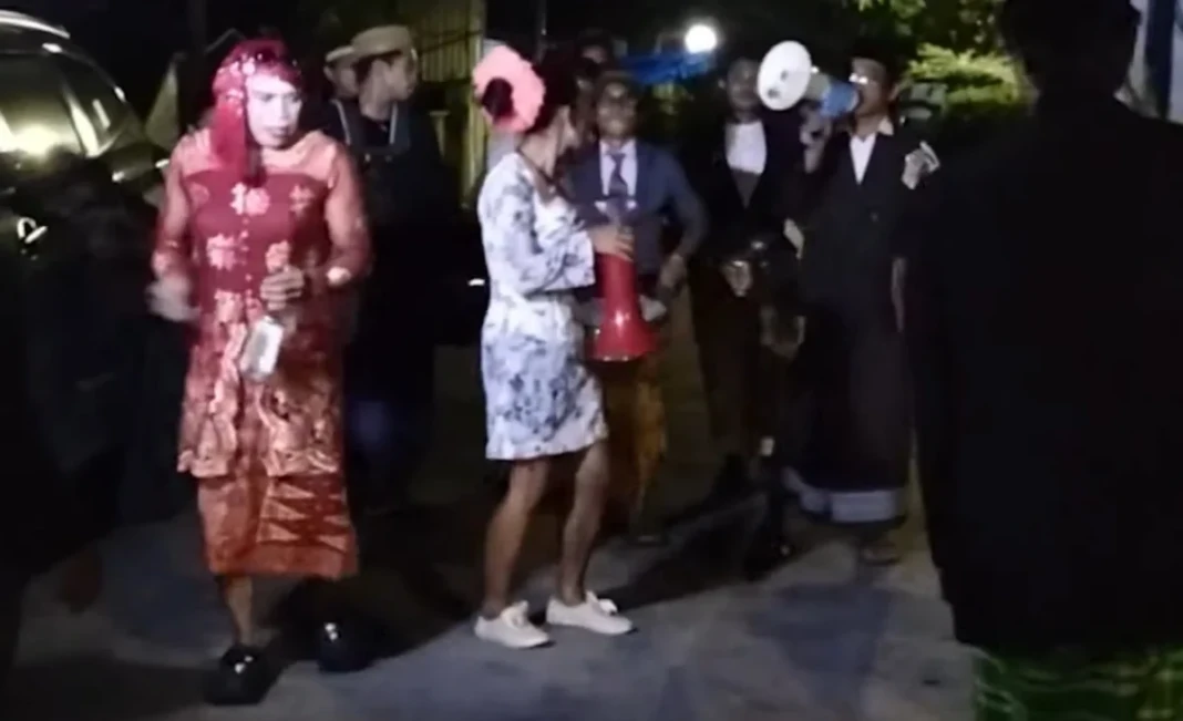 Suasana patrol sahur di Makassar yang menggunakan baju adat, Kamus