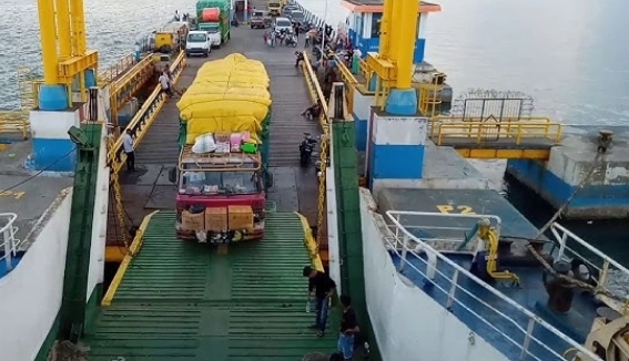 Suasana pelabuhan ASDP Wajo