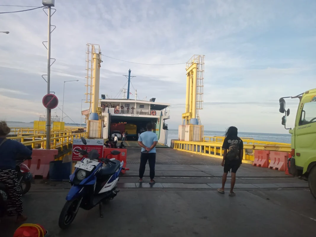 Suasana Pelabuhan Penyeberangan Bajoe Kabupaten Bone. PT ASDP menyiapkan enak kapal Ferry untuk melayani pemudik. Sementara puncak arus mudik diprediksi terjadi pada 14 sampai 15 Maret 2026