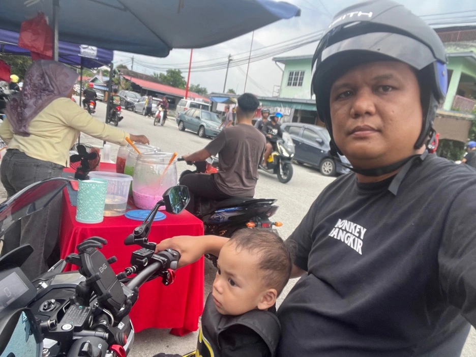 Suasana penjual es buah dan takjil buka puasa di Malaysia