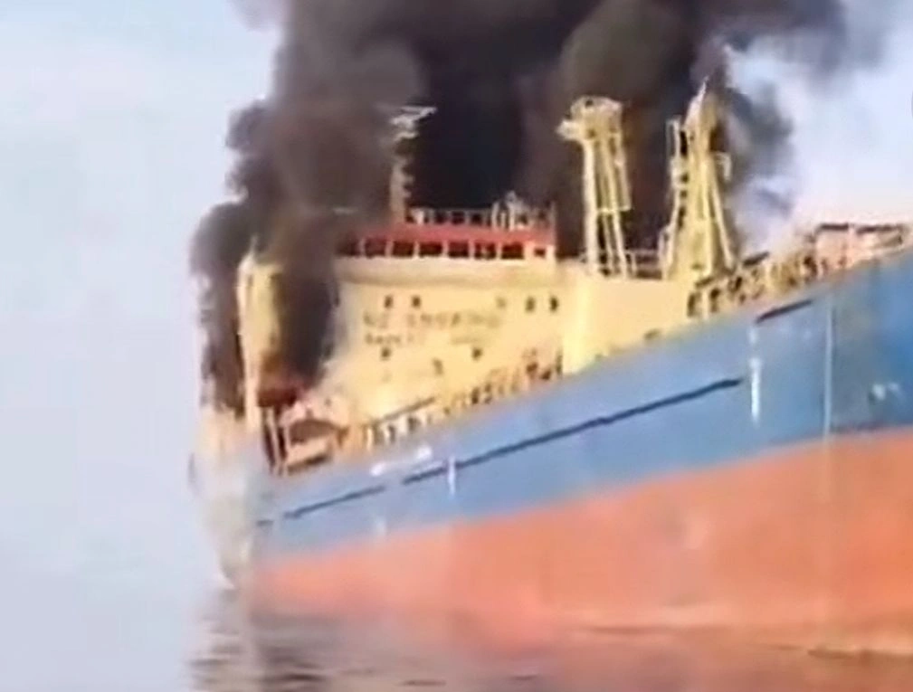 Tangkapan layar video kapal yang terbakar di Selat Hormuz