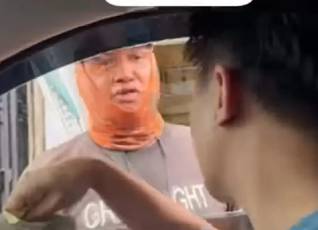 Tangkapan layar video viral jukir di Makasasar yang mematok tarif Rp10.000 sebagai tarif parkir mobil.