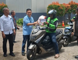Tim SulawesiPos.com turut membantu menyalurkan beras 5kg kepada driver ojek online.