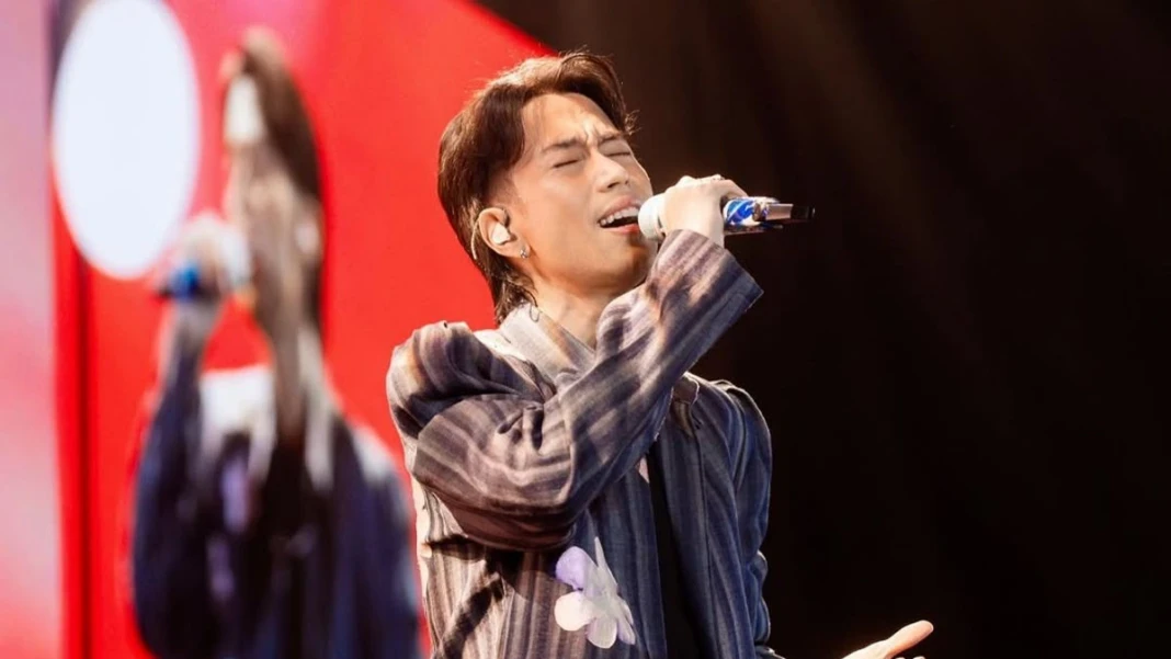 Vidi Aldiano saat menyanyi di atas panggung