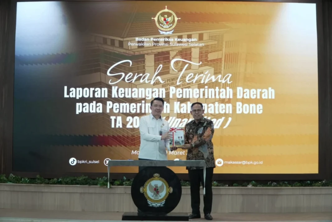 Wakil Bupati Bone Andi Akmal Pasluddin menyerahkan LKPD 2025 ke BPK Sulsel di Makassar