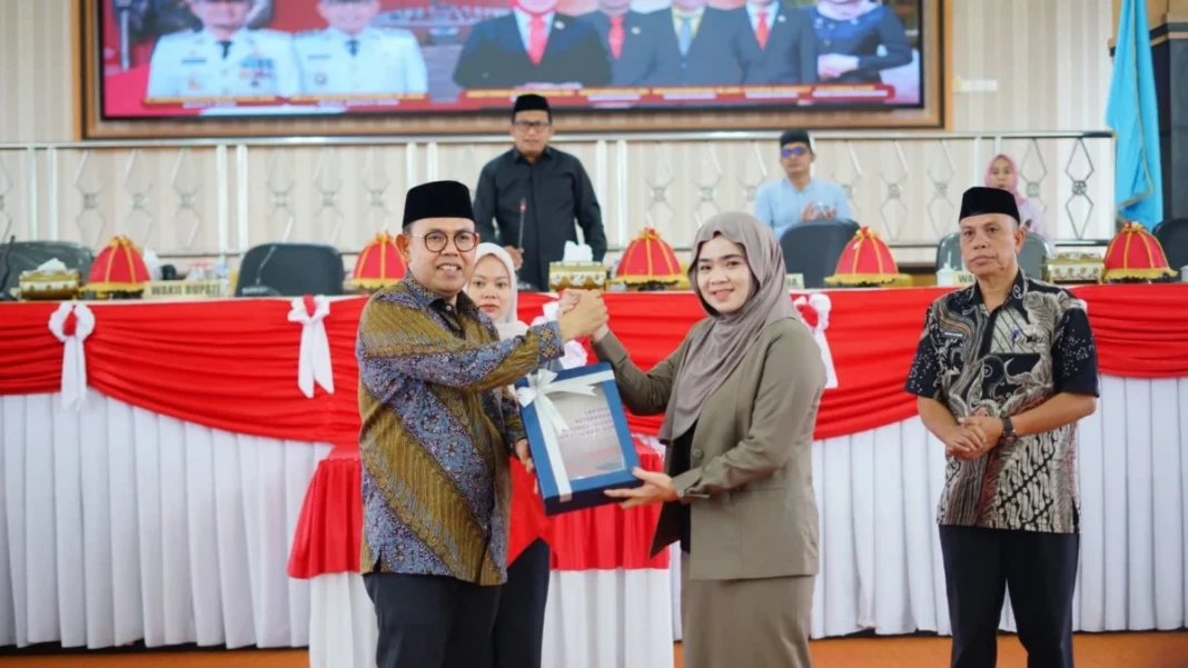 Wakil Bupati Bone (Sulsel), H Andi Akmal Pasluddin, menyampaikan LKPJ Bupati Bone Tahun Anggaran 2025 dalam rapat paripurna DPRD Bone yang digelar di ruang rapat paripurna, Jumat (27:3:2026)
