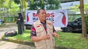 Wakil Ketua DPRD Sulsel sekaligus Wakil Ketua Umum IKA Rahman Pina dalam pelaksanaan penyaluran beras ke ojek online.