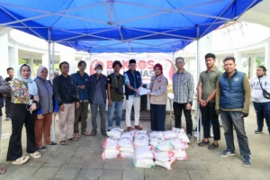 Wakil Wali Kota Makassar, Aliyah Mustika Ilham, secara simbolis menyerahkan 300 paket sembako kepada para petugas lapangan di Taman Makam Pahlawan (TMP) Makassar, Rabu.