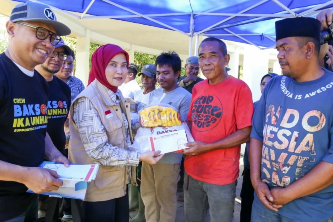 Wakil Wali Kota Makassar, Aliyah Mustika Ilham, secara simbolis menyerahkan 300 paket sembako kepada para petugas lapangan di Taman Makam Pahlawan (TMP) Makassar, Rabu