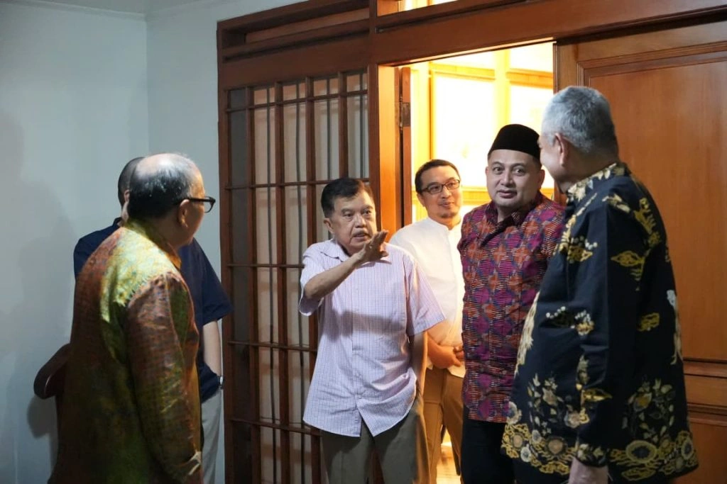 Walikota Makassar Munafri Arifuddin bersilaturahmi ke kediaman Jusuf Kalla pada Lebaran Idul Fitri 1447 H,