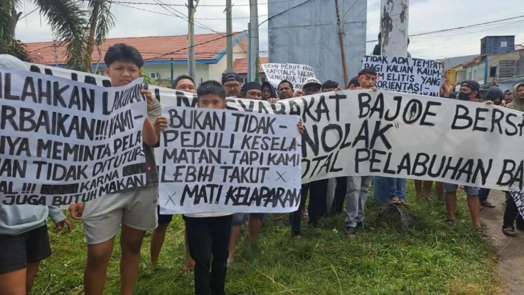 Warga Bajoe Demo Tuntut Pembatalan Pengalihan Lintasan, ASDP Minta Persetujuan Pusat Fungsikan Dermaga Lama