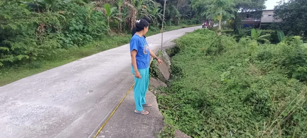 Warga menunjukkan akses menuju Desa Mattirowalie, Kecamatan Pujannting Barru yang rusak akibat longsor