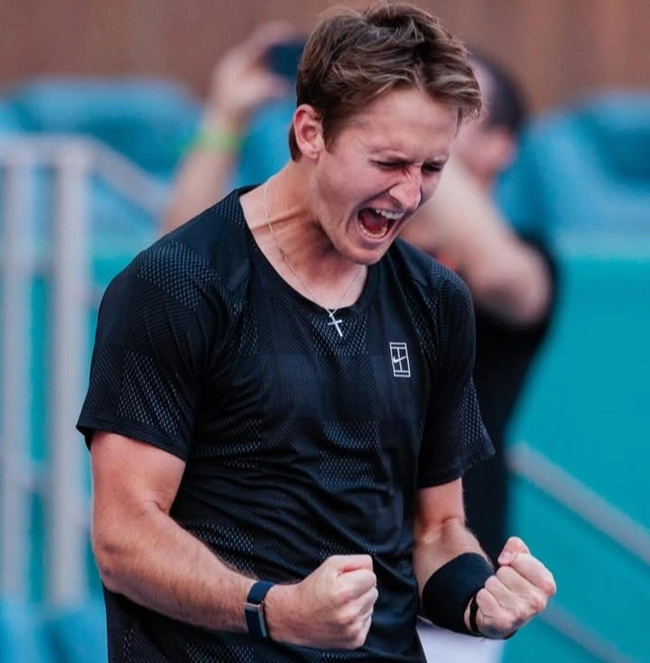 Selebrasi Petenis Amerika Serikat, Sebastian Korda setelah mengalahkan unggulan pertama Alcaraz melalui pertandingan tiga set dengan skor 6-3, 5-7, 6-4. dok/miamiopen