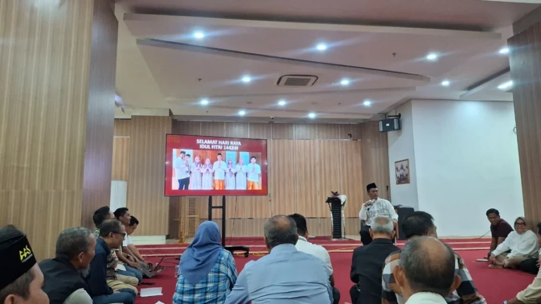 Silaturahmi pasca Lebaran, Menteri Pertanian Andi Amran Sulaiman menggelar acara kebersamaan bersama pegawai PT Tiran Group di AAS Building Makassar.