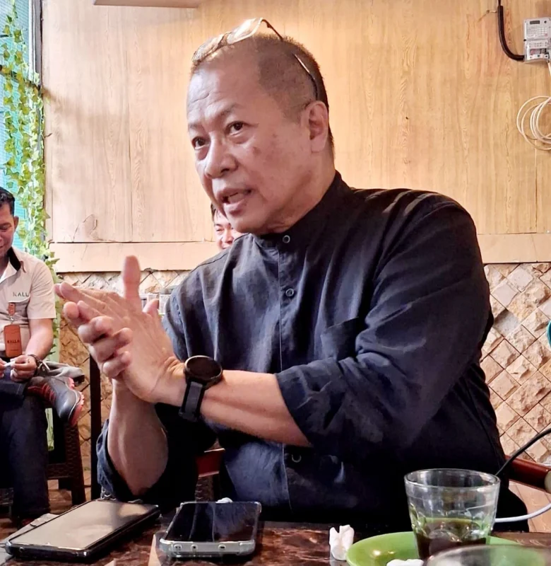 Ketua Badan Pengurus Daerah Kerukunan Keluarga Sulawesi Selatan (BPD-KKSS) Kota Bandung, Ir. H. F. Ermaula Aseseang saat berdiskusi dengan awak media di Virendy Cafe, Jl. Lanto Dg. Pasewang No.14 Makassar, Senin (30/3/2026) petang.