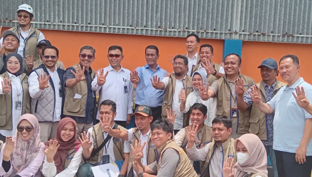 Menteri Pertanian RI, Andi Amran Sulaiman bersama staff Bulog Makassar setelah melakukan pengecekan langsung gudang Bulog di Makassar, Minggu (5/3/2026). dok/ekispos