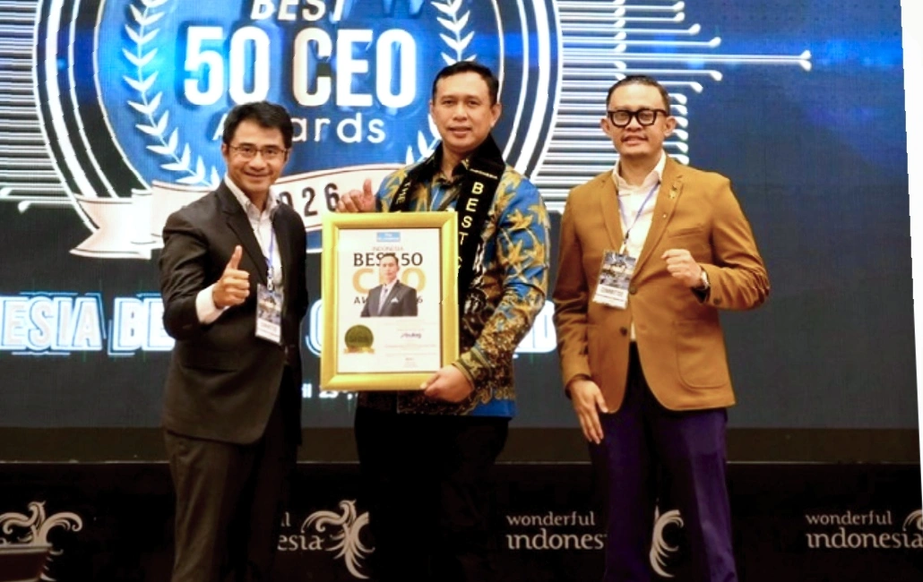 Ahmad Rizal Ramdhani Diganjar Penghargaan CEO Terpopuler