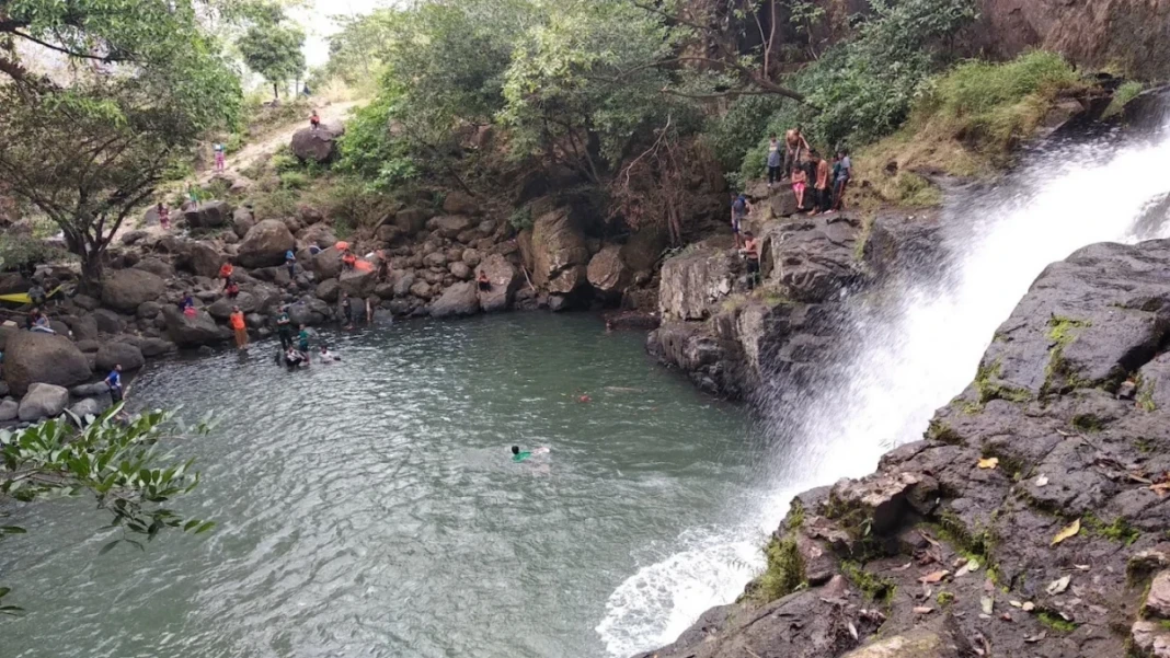 Air Terjun Pung Bunga di Maros