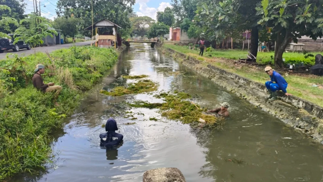 Aksi bersih sampah di sepanjang irigasi Palakka, Kamis (2:4:2026)