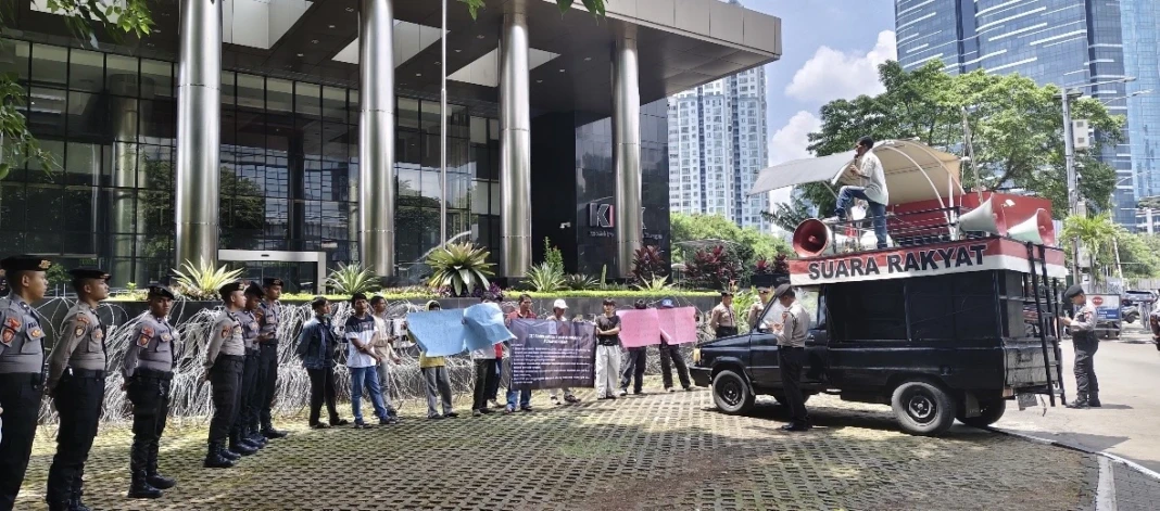 Aksi demo mahasiswa UMI dan Masyarakat Peduli Pendidikan di depan kantor KPK buntut dugaan korupsi beasiswa Rp13 M di UMI Makassar, Rabu
