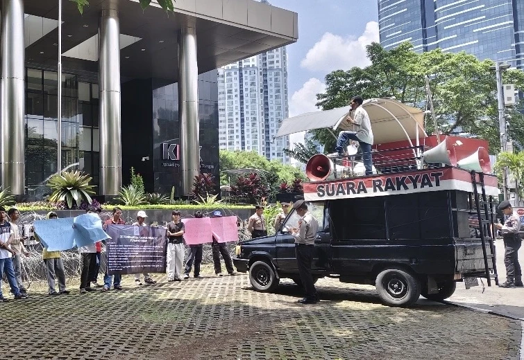 Aksi demo mahasiswa UMI dan Masyarakat Peduli Pendidikan di depan kantor KPK buntut dugaan korupsi beasiswa Rp13 M di UMI Makassar, Rabu