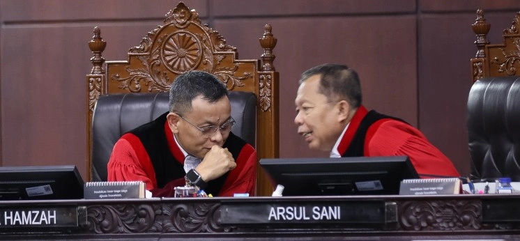 Hakim Konstitusi M Guntur Hamzah dan Hakim Konstitusi Arsul Sani saat sidang pengucapan Putusan pengujian Undang-Undang Nomor 19 Tahun 2019 tentang Komisi Pemberantasan Tindak Pidana Korupsi, Rabu (29/4/2026) di Ruang Sidang MK. (Foto: Humas MK)