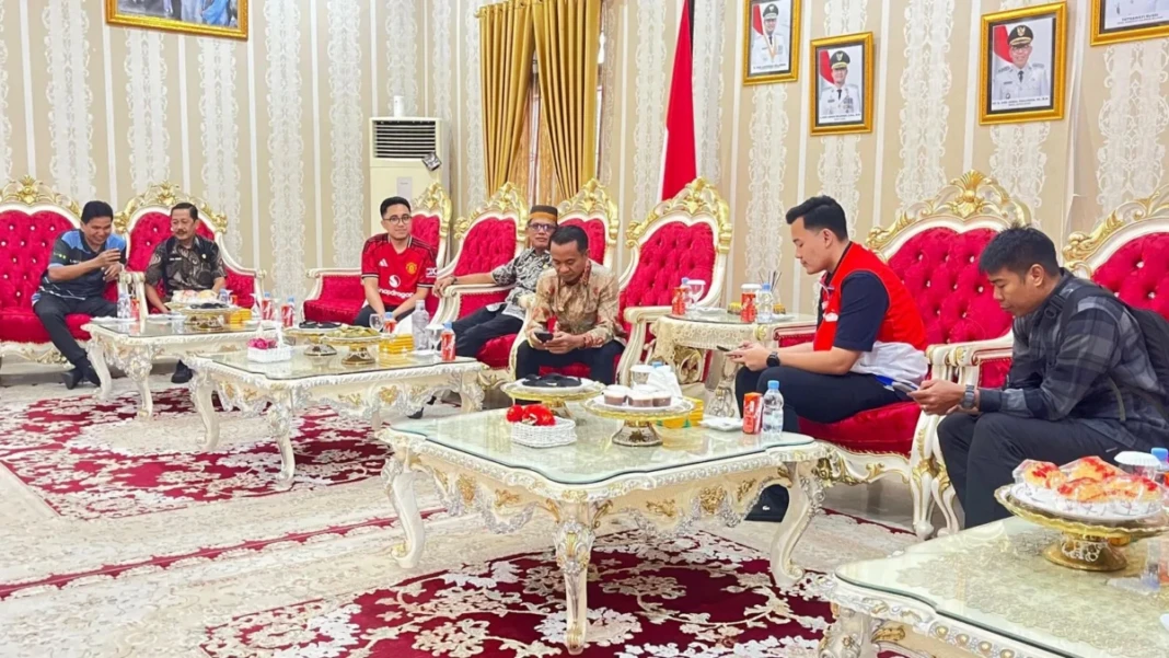 Bupati Bone Andi Asman Sulaiman menggelar pertemuan dengan Pertamina Patra Niaga Sulsel di rumah Jabatan Bupati Bone, Kamis (2:4:2026)