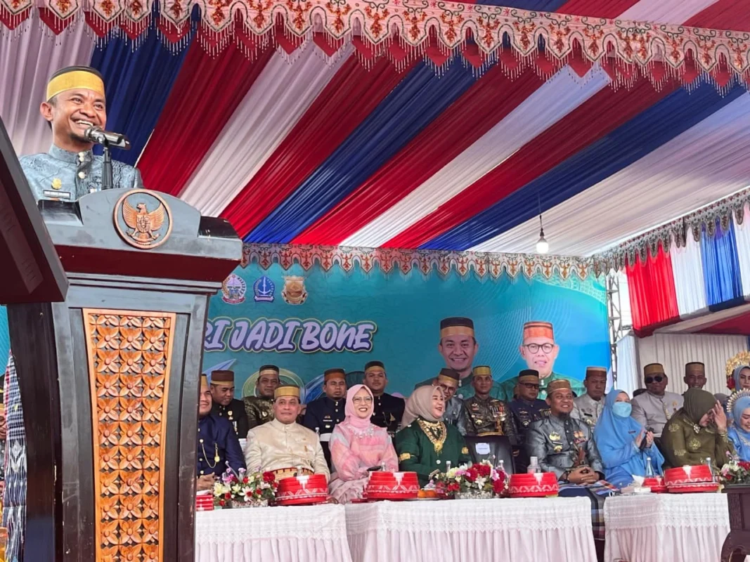 Bupati Bone, H Andi Asman Sulaiman dalam prosesi Mattompang Arajang Hari Jadi Bone (HJB) ke-696, Senin