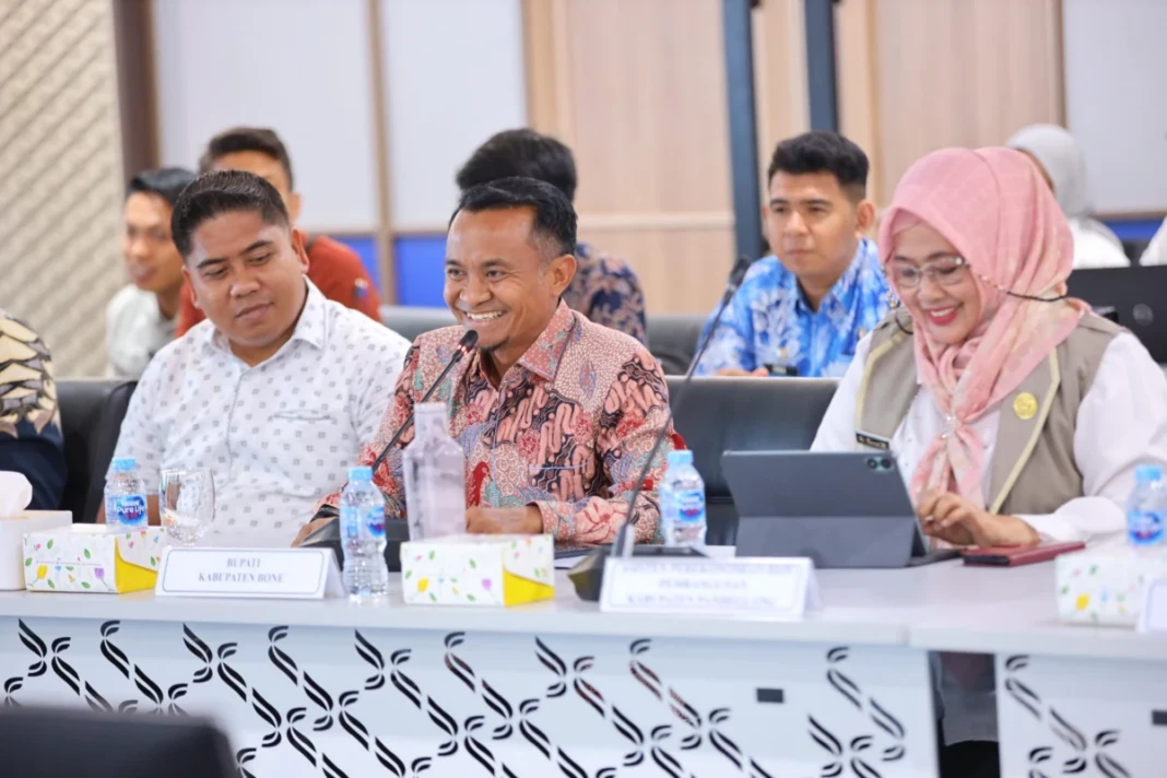 Bupati Bone, H Andi Asman Sulaiman disamping kepala BKPSDM Bone, Edy Saputra Syam