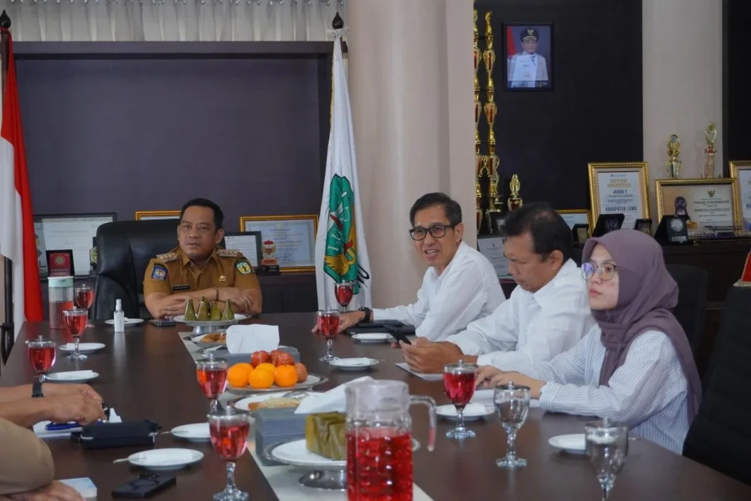 Bupati Luwu Patahudding menerima kunjungan Direktur KLH Irawan Asa'ad.jpg