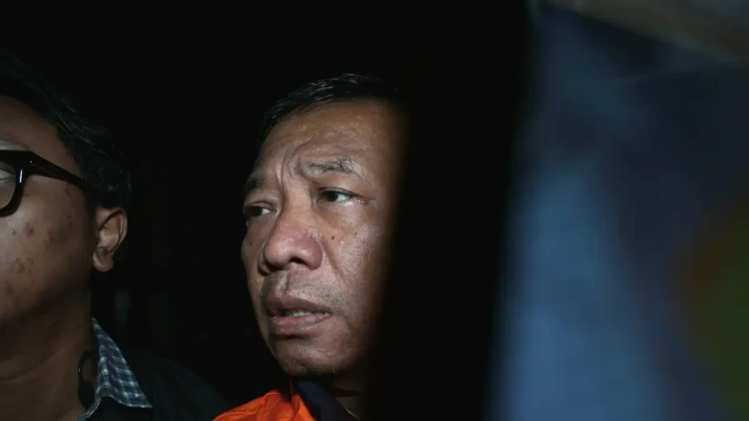 Bupati Tulungagung Gatut Sunu Wibowo mengenakan rompi tahanan usai terjaring OTT KPK, Jakarta, Minggu (12/4/2026). (Foto: JawaPos)