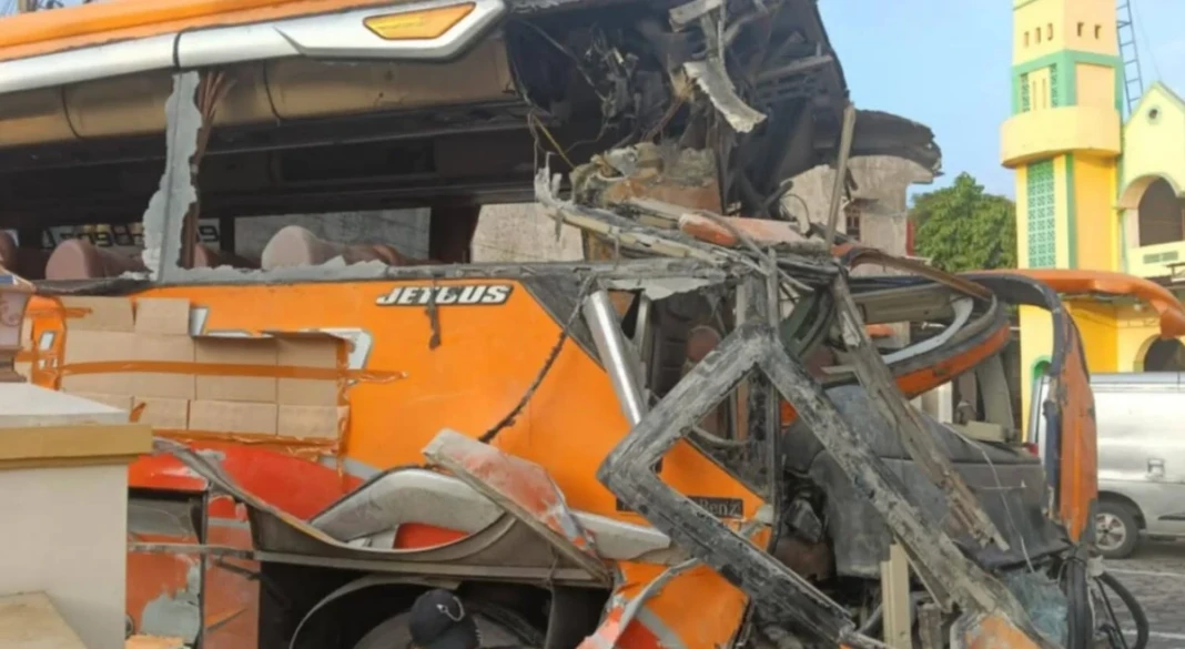 Bus Remaja Jaya ditabrak truk pengangkut bahan bakar di Belopa Luwu, Selasa dini hari (21:4:2026)