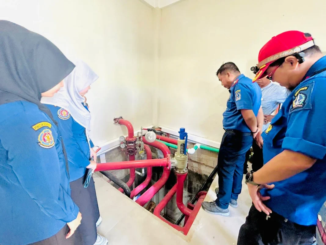 Damkar Bone melakukan inspeksi sistem proteksi kebakaran di BPJS Watampone, mulai dari APAR, sprinkler, hingga jalur evakuasi guna mencegah risiko kebakaran sejak dini
