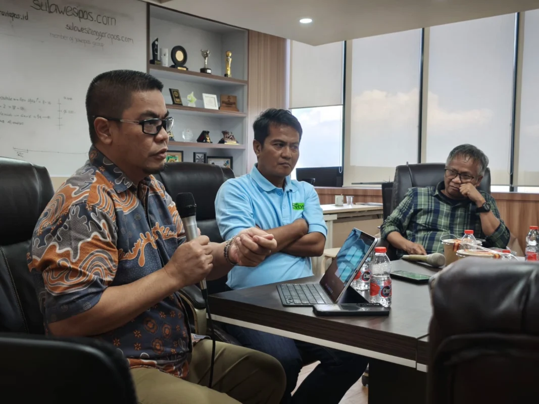 Dekan Fisip Unhas, Prof. Dr. Phill Sukri., S.IP., M.Si dalam kesempatannya pada sesi bedah buku di ruang redaksi SulawesiPos.com, Sabtu (18:4:2026)'