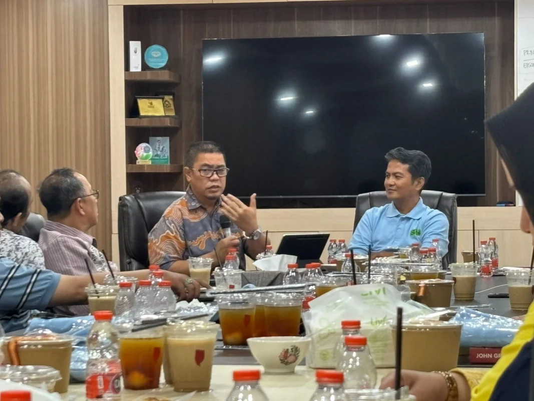 Dekan Fisip Unhas, Prof. Dr. Phill Sukri., S.IP., M.Si dalam kesempatannya pada sesi bedah buku di ruang redaksi SulawesiPos.com, Sabtu (18:4:2026)'