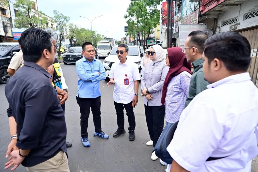 Direksi PDAM Bersama Komisi B DPRD Makassar, turun langsung meninjau sejumlah titik infrastruktur distribusi air.