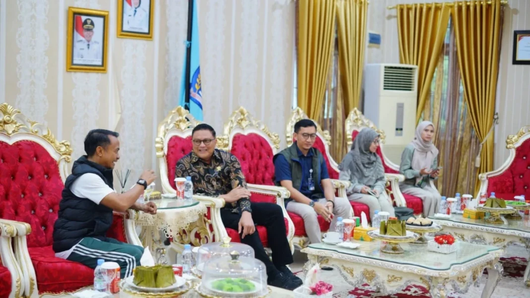Direktur Pengawasan Penerapan Standar Keamanan dan Mutu Pangan Bapanas, Brigjen Pol Hermawan, dijamu Bupati Bone, H Andi Asman Sulaiman di rumah jabatan Bupati Bone