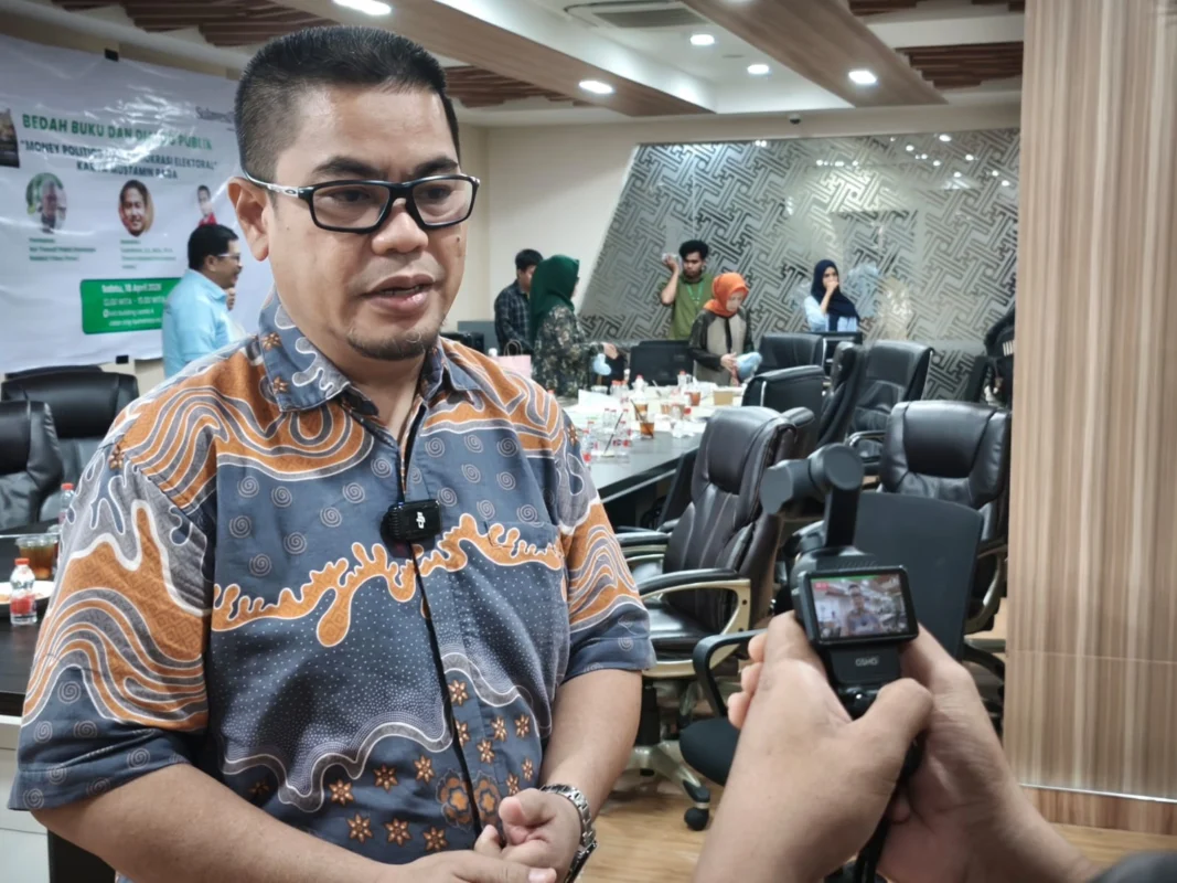 Guru Besar Universitas Hasanuddin, Sukri Tamma dalam kegiatan bedah buku di ruang redaksi SulawesiPos.com, Sabtu (18:4:2026)