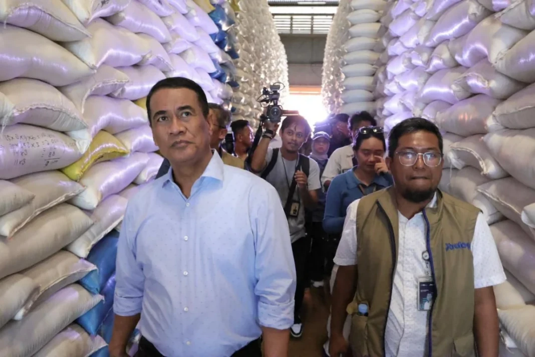 Menteri Pertanian RI, Andi Amran Sulaiman saat melakukan pengecekan langsung gudang Bulog di Makassar, Minggu (5/3/2026).