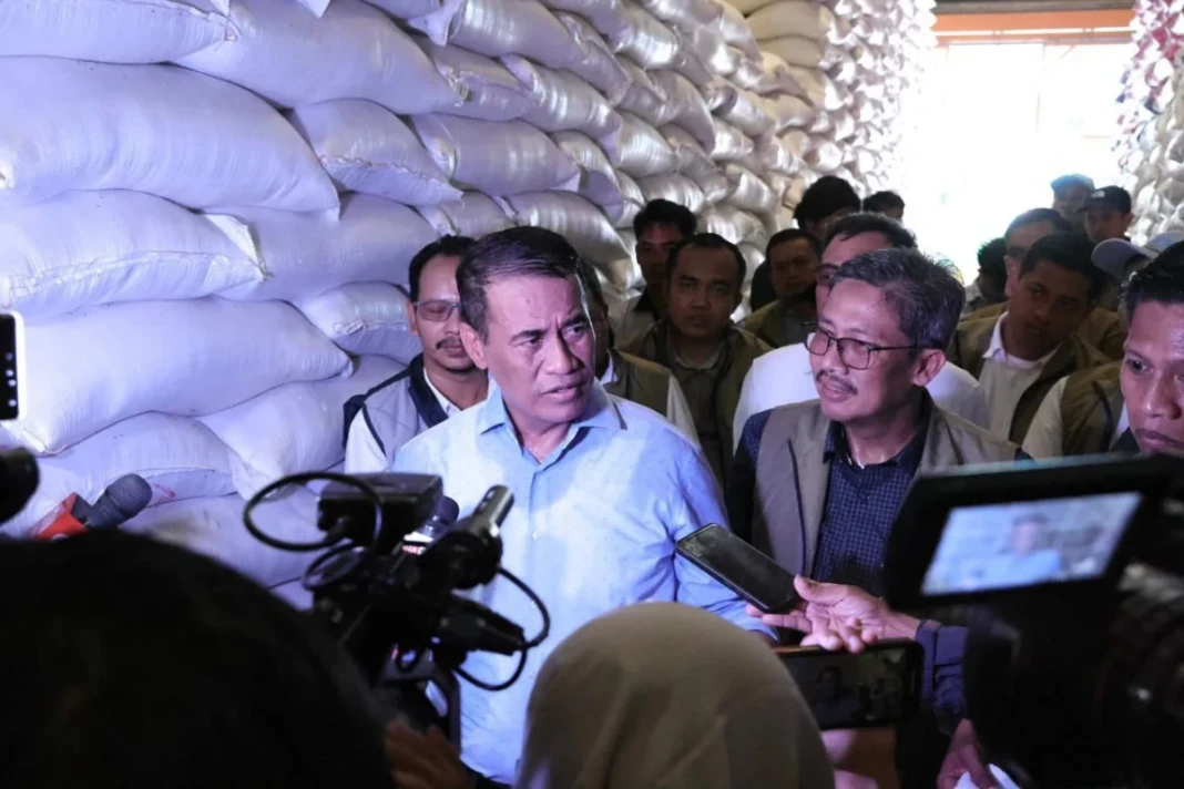 Mentan Amran usai meninjau gudang Bulog di Makassar, Sulawesi Selatan, Minggu (5/4/2026).