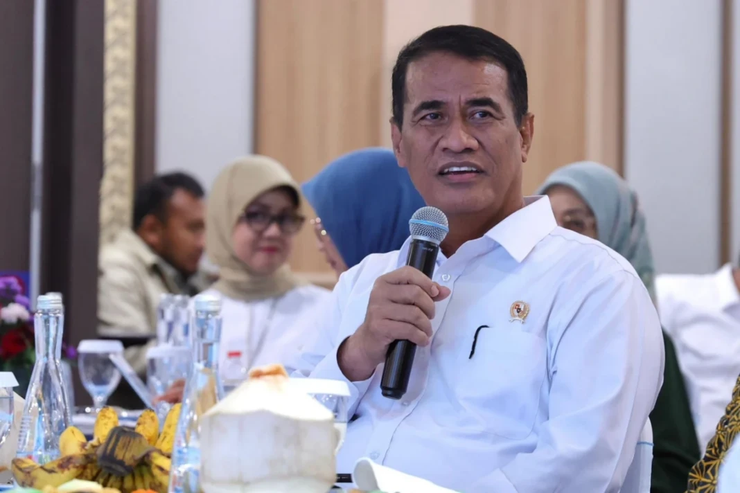 Menteri Pertanian RI, Andi Amran Sulaiman saat berbicara di Kantor Bulog, Jakarta, Senin (13/4/2026).