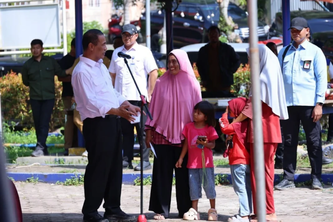 Menteri Pertanian (Mentan) Andi Amran Sulaiman menyempatkan diri menyapa warga satu per satu di Desa Lubuk Alung, Kecamatan Lubuk Alung, Kabupaten Padang Pariaman, Selasa (14/4/2026). dok/humaskementan