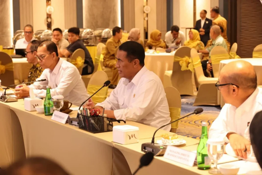 Menteri Pertanian (Mentan) Andi Amran Sulaiman dalam pertemuan dengan jajaran PTPN dan Danantara di Padang, Sumatera Barat, Selasa (14/4/2026).  