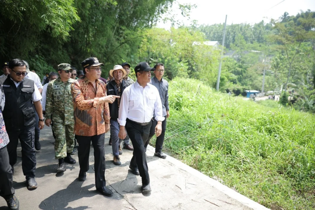 Mentan Amran saat melakukan kunjungan kerja ke Desa Banyurip, Kecamatan Tegalrejo, Kabupaten Magelang, Kamis (16/4/2026). dok/humaskementan