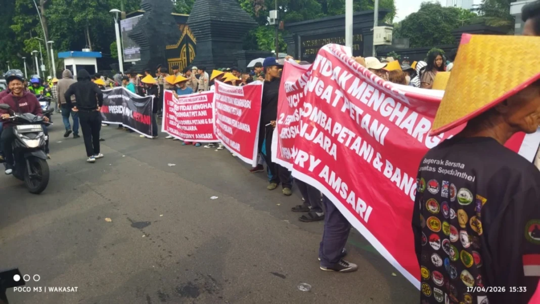 Ribuan petani berunjuk rasa di Jakarta, Jumat (17/4/2026), menuntut agar pengamat hukum Feri Amsari ditangkap karena menyebarkan berita bohong dan memecah-belah bangsa.