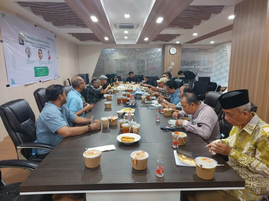 Suasana kegiatan bedah buku “Money Politics dan Demokrasi Elektoral” karya Mustamin Raga yang digelar SulawesiPos.com di ruang redaksi AAS Building Lantai 4, Makassar, Sabtu (18/4/2026), sebelum diskusi dimulai. (dok/olavspos)